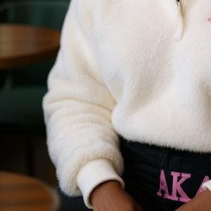 Sudadera con Capucha de Felpa AKA Ivory Cozy, Logotipo Bordado en Rosa, Sudadera de Sherpa para Mujer, Ropa de Hermandad Griega, OEM ODM - Product Image 4