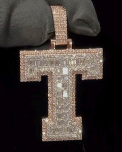 Pendentif en argent 925 avec lettres initiales personnalisées, serti de moissanite baguette VVS simulée - Product Image 1