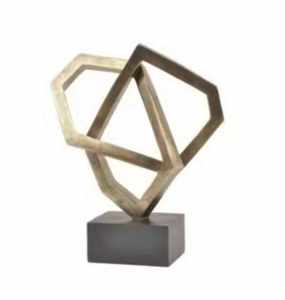 Escultura metálica moderna con detalles artesanales para añadir un toque artístico a tu hogar o espacio profesional. - Product Image 6
