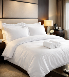 Ensemble de housse de couette blanche avec oreillers et serviettes roulées pour literie de style hôtel - Product Image 1