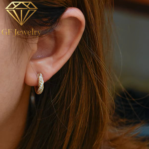 Boucles d'oreilles Huggie en or jaune 18 carats sur mesure, motif spirale Mobius torsadée, serties pavé de diamants de laboratoire 1,2 ct certifiés IGI, pour banquets de soirée - Product Image 5
