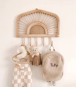 Percha para abrigos de ratán natural tejido, adecuada para colgar detrás de puertas o en habitaciones infantiles, diseño en forma de sol. - Product Image 1