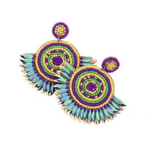 Pendientes de botón con diseño de loro, con cuentas florales y adornos artesanales de la marca BaubleBar. - Product Image 4