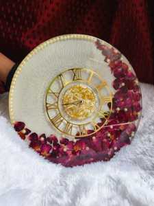 Horloge murale en résine Art Déco avec pétales de rose et bordure en perles, design à aiguilles rondes en quartz, style antique pour la décoration du salon - Product Image 1