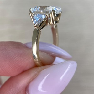 แหวนเพชรทรงรี 4.50 กะรัต เพาะเลี้ยงในห้องปฏิบัติการ แหวนทองคำขาว 18K ประดับเพชรทรงทริลเลียนด้านข้าง ได้รับการรับรองจาก IGI - Product Image 1