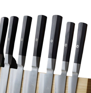 Ensemble de couteaux de cuisine à manche noir avec lames argentées, support de présentation en bois brun clair, ciseaux et aiguiseur pour les tâches de préparation culinaire - Product Image 6