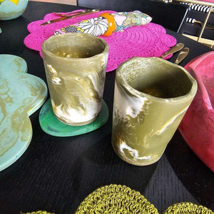 Tasse en résine artisanale unique avec effet tourbillon aquatique et marbré, capable de contenir de l'eau et de la crème glacée - Product Image 4