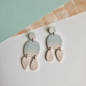 Boucles d'oreilles en résine faites à la main de luxe, matériau de qualité supérieure, durables, légères, confortables, élégantes pour les fêtes, RR ENTERPRISES Inde - Product Image 6