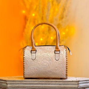 Bolso de Lujo Impermeable de Piel Genuina y Poliéster Ligero con Cremallera Única, Diseño Floral y de Letras, Portátil y de Gran Capacidad, de Venus Leathers - Product Image 1