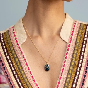 จี้คริสโซคอลล่าทรงสี่เหลี่ยมผืนผ้าแบบฝังขอบทอง สร้อยคอทอง 14K พร้อมสายโซ่แบบ Satellite ดีไซน์ไม่ซ้ำใคร - Product Image 5