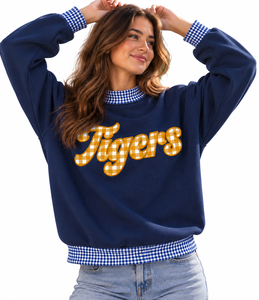 Sudadera de cuello alto personalizada al por mayor para mujer, con apliques bordados estilo universitario, cuello acanalado, forro polar de invierno - Product Image 4