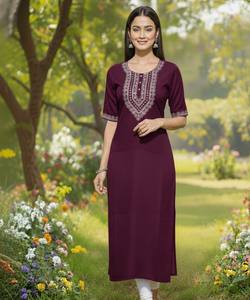 Kurti en coton slub fantaisie avec broderie et travail de sequins de 3 mm, vêtement ethnique pour femme, couleur bordeaux, séchage rapide, idéal pour les occasions festives, prix de gros - Product Image 1