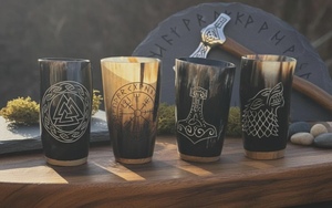 Vasos de Cuerno de Búfalo Hechos a Mano, Ecológicos, Tallados con Símbolos Modernos, Forma Rústica Natural, Duraderos, Arte Coleccionable - Product Image 1