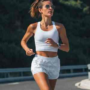 Short de course pour femme de qualité supérieure, maintien optimal, couvrance sécurisée, haute performance, retour d'énergie, sublimation, vêtements de sport - Product Image 5