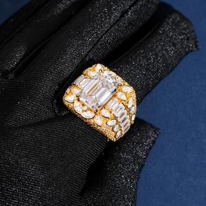 Anillo de Plata 925 con Diamante Cultivado en Laboratorio, Corte Esmeralda para Hombre, Tono Dorado, Joyería de Lujo con Diseño de Racimo - Product Image 5