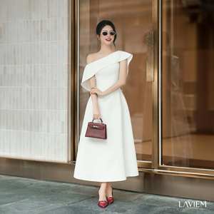 Vestido Esther con hombros descubiertos en corte A en color blanco |   Estilo elegante y femenino |   Diseño con hombros descubiertos |   Moda moderna para mujeres - Product Image 6