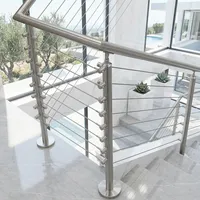 Rampe d'escalier moderne en aluminium pour hôtel et villa, avec câbles horizontaux, poteaux polis, main courante, conception de sécurité pour escalier intérieur, résistant à l'eau