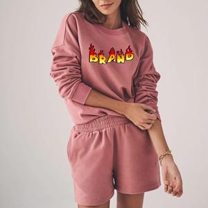 Ensemble de survêtement personnalisé brodé pour femme, effet délavé, comprenant un sweat à capuche zippé et un short de jogging - Product Image 1