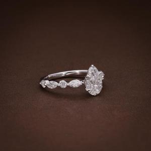 Anillo de Compromiso con Diamante Corte Pera y Piedras Laterales Marquise y Redondas en Oro Blanco, Anillo de Promesa Inspirado en la Naturaleza para Mujeres Elegantes - Product Image 3