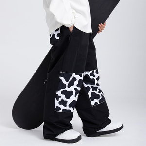 Pantalones de Snowboard Impermeables para Hombre, Estampado de Vaca, Corte Holgado, Color Negro y Blanco, Pantalones Cargo de Poliéster con Cierre de Cremallera - Product Image 4