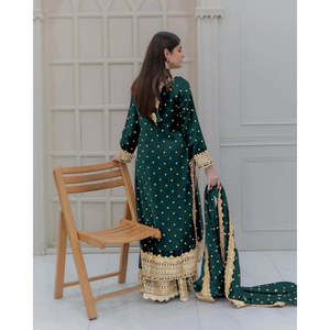 Vestido de Noche de Diseñador con Top-Dupatta y Parte Inferior con Bordado Pesado de Lentejuelas - Product Image 6