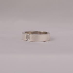 Bague solitaire en or 10 carats pour homme avec diamant de laboratoire taille émeraude, large bande en or poli, bague de mariage minimaliste de luxe - Product Image 6