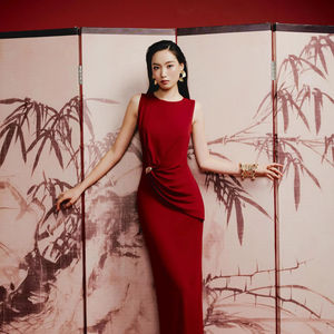 Robe longue moulante rouge de haute qualité avec boutons dorés pour des événements formels élégants et des cocktails. - Product Image 1