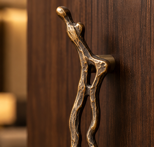 Poignée de porte artisanale en forme de figurine, finition bronze antique, longue poignée de meuble artistique, quincaillerie décorative pour intérieurs de luxe - Product Image 3
