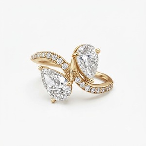 Bague de fiançailles de luxe en or jaune 18 carats avec deux diamants de laboratoire taille poire de 2,10 ct, couleur G, pureté VS1, et bande unique en forme de bypass - Product Image 1