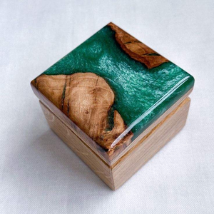 Boîte à bagues hexagonale en bois et résine époxy écologique, polie à la main - Product Image 1