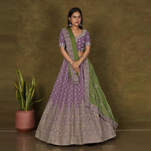 Lehenga Choli en soie avec broderie dense sur toute la surface, dupatta contrastant et bordure ornée – Ensemble pour fêtes et plage - Product Image 2