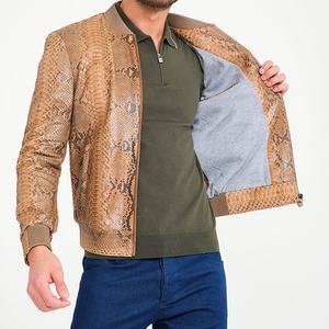Chaqueta Bomber de cuero marrón para hombre, de piel de vaca, con estampado de pitón en relieve - Product Image 4