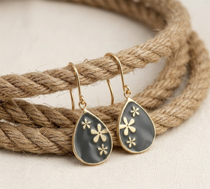 Pendientes Colgantes de Latón Hechos a Mano con Grabado Floral y Esmalte Marrón Café, Opción de Regalo Moderna y Elegante - Product Image 2