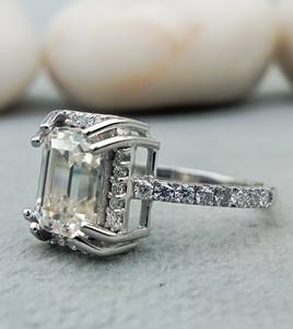 Anillo de compromiso y boda de oro con diamante talla esmeralda para mujer, ideal para fiestas - Product Image 2