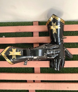 ถุงมืออัศวินยุคกลาง เหล็กดำ ชุบทอง ลายดาว ของสะสมงานศิลปะ - Product Image 1