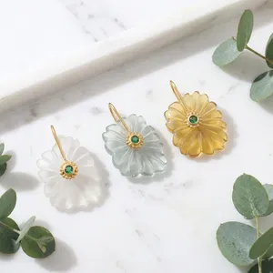 สร้อยคอแฟชั่นผู้หญิง ดีไซน์มินิมอลประดับมรกต CZ ลายดอกไม้ ชุบทอง 18k ขายดีที่สุด เครื่องประดับสวยหรู - Product Image 5
