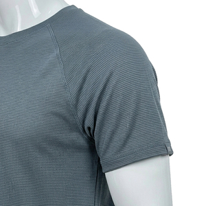 เสื้อยืดคอกลมแขนสั้นผู้ชายสีทึบแห้งเร็วผ้าถักสวมใส่สบายๆสีเทา - Product Image 3