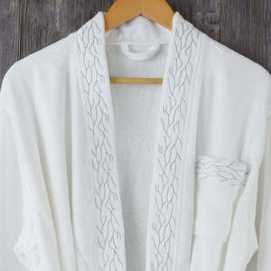 Albornoz de Baño Blanco para Mujer, Personalizado de Alta Calidad, 100% Algodón, con Logotipo Bordado, Marca Nesta Sports - Product Image 5