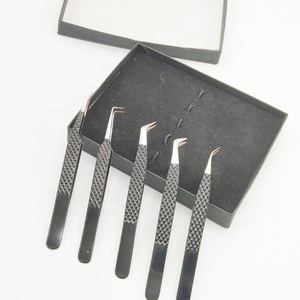 Juego de Pinzas para Extensión de Pestañas con Diseño Inclinado Personalizado, Acero Sostenible con Recubrimiento de Polvo Negro, Accesorios para Pestañas, Pinzas de Agarre - Product Image 3