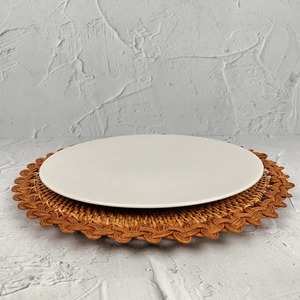 Assiette de service en rotin artisanale, idéale pour servir des plats dans les restaurants, cafés et hôtels, améliore la présentation de la table, en provenance d'Inde. - Product Image 5