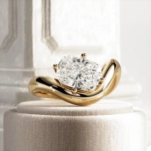 Anillo Solitario Audaz con Diamante Cultivado en Laboratorio de Corte Cojín y Banda Curva Trenzada Única, en Oro de 14k Amarillo, Blanco y Rosa, de Moda para Boda - Product Image 1