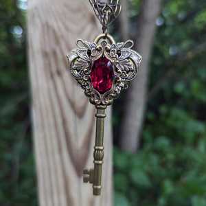 Pendentif Clé de Princesse en Pierre Naturelle Rouge Plaqué Or, Bijou Vintage Fantaisie pour Fiançailles, Cadeau Spécial pour Occasions Spéciales - Product Image 6