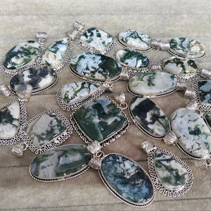 Pendentif fleur en agate mousse naturelle polie |   Pierre précieuse d'agate dendritique verte |   Artisanat religieux écologique et thérapeutique - Product Image 1