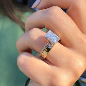 Bague de fiançailles élégante en or massif avec diamant blanc taille radiant serti clos - Product Image 3