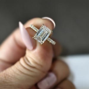 Anillo de Oro Sólido Amarillo de 14K con Diamante Cultivado en Laboratorio de Corte Esmeralda de 3 CT y Banda Halo Oculta, Anillos de Compromiso, Boda y Aniversario - Product Image 2