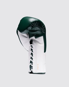 Gants de boxe professionnels RTS en cuir véritable, couleur blanc et vert personnalisés, pour entraînement de boxe et salle de sport. - Product Image 3