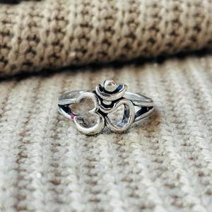 Bague Bohème Om en Laiton Plaqué Argent, Symbole Religieux Hindou, pour Homme, Certifiée par un tiers, Œil d'Argent, Vente en Gros - Product Image 1