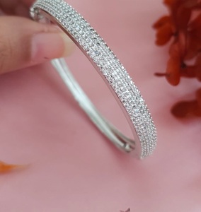 Brazalete Elegante de Primera Calidad con Acabado Plateado y Piedras, para Uso en Eventos Modernos y Tradicionales, para Mujer - Product Image 5