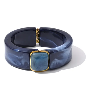 Bracelet manchette articulé tendance en acrylique écaille de tortue avec motif floral large et finition dorée pour femme - Product Image 3