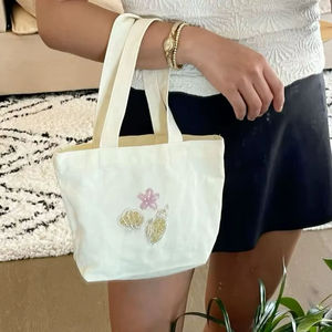 Sac fourre-tout en toile de coton blanc avec broderie de coquillages et étoiles de mer perlée, petit sac de courses, sac de voyage pour la plage et les vacances - Product Image 1
